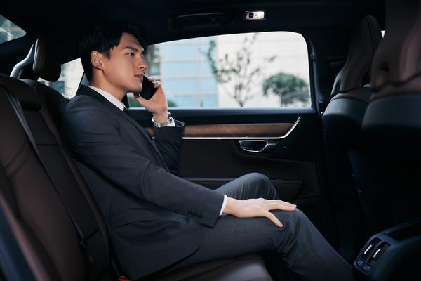 奔驰豪华轿车抵押给贷款公司,信用贷款助力用车生活图1